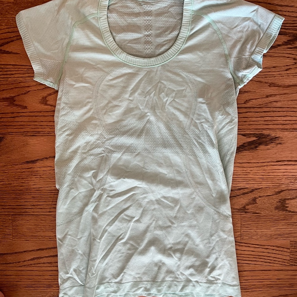 Lululemon size 8 shirt